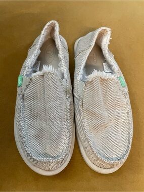 Sanuk fleece lined slip on loafers shoes
9